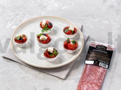 Caprese su salsichon pagrindine nuotrauka