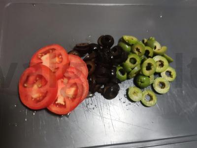 Konvertas su pomidorais, alyvuogėmis, alyvomis ir sūriu Žingsnis 1