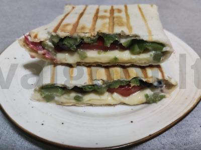 Konvertas su pomidorais, alyvuogėmis, alyvomis ir sūriu pagrindine nuotrauka