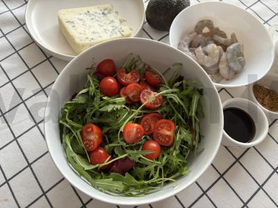 Salotos su krevetėmis ir dorblu sūriu Žingsnis 1