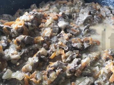 Vištienos kepenėlės, troškintos su daržovėmis ir grietine pagrindine nuotrauka