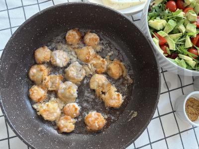 Salotos su krevetėmis ir dorblu sūriu Žingsnis 3