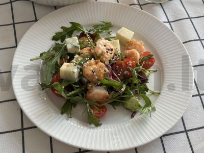 Salotos su krevetėmis ir dorblu sūriu pagrindine nuotrauka