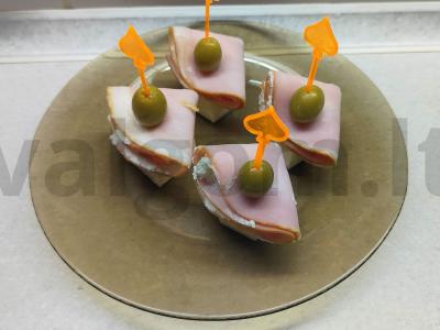 Kanarė su feta sūriu ir alyvuogėmis pagrindine nuotrauka