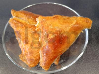 Namų samsa iš sluoksniuoto tešlos pagrindine nuotrauka