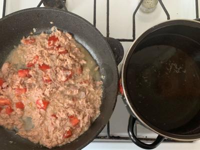 Grietinėlės spagečiai su konservuotu tunu ir pomidorais Žingsnis 2