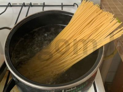 Grietinėlės spagečiai su konservuotu tunu ir pomidorais Žingsnis 4