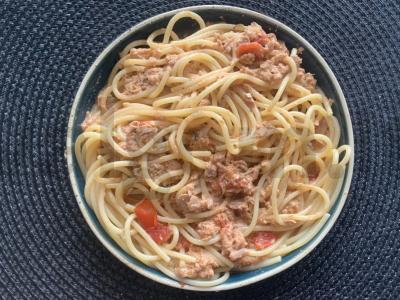 Grietinėlės spagečiai su konservuotu tunu ir pomidorais pagrindine nuotrauka