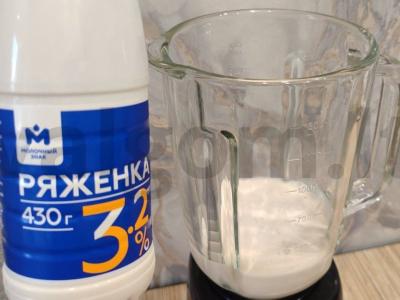 Kokteilis iš rauginto pieno, aviečių džemo ir datulių Žingsnis 1