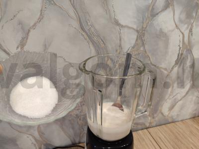 Kokteilis iš rauginto pieno, aviečių džemo ir datulių Žingsnis 3