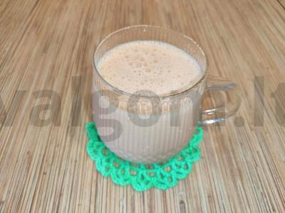 Kokteilis iš rauginto pieno, aviečių džemo ir datulių pagrindine nuotrauka