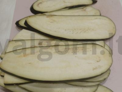 Baklažanų ritinėliai su graikiniais riešutais Žingsnis 1