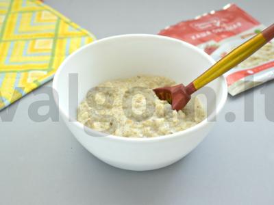 Greitai paruošiama avižinė košė mikrobangų krosnelėje pagrindine nuotrauka