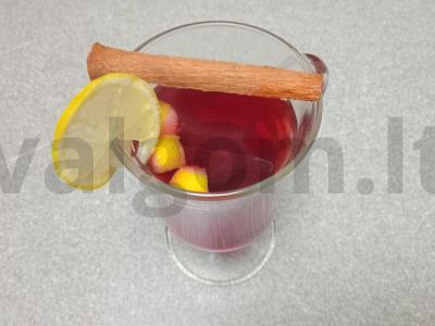 Be alkoholinis glintveinas su vyšnių sultimis pagrindine nuotrauka