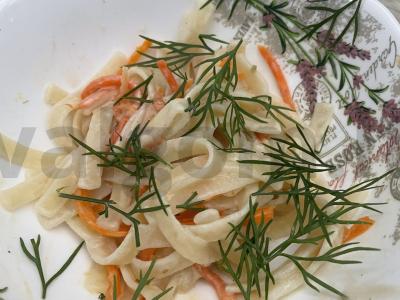 Laghman makaronai su korėjietiška morkų salota pagrindine nuotrauka