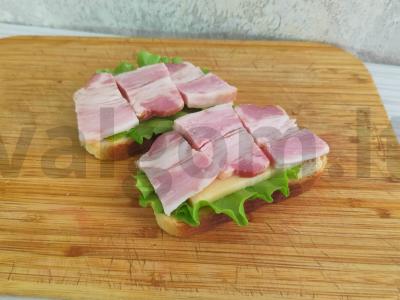 Sumuštiniai su sūrio padažu ir mėsa pagrindine nuotrauka