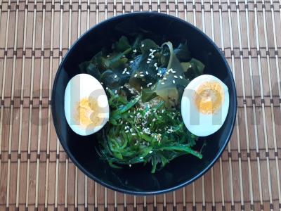 Ryžiai su vištienos kiaušiniu, wakame ir chuka pagrindine nuotrauka