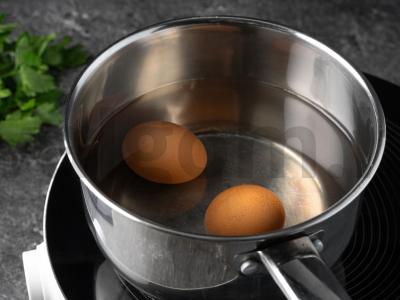 Salotas su midijomis ir kiaušiniu Žingsnis 1