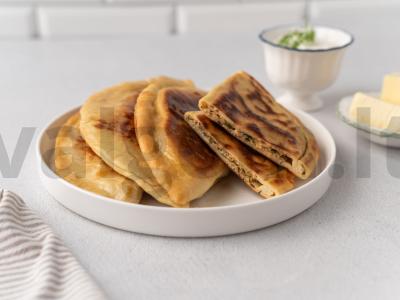 Kefyro ir žolelių paplotėliai pagrindine nuotrauka