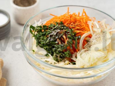 Vitaminų salotas iš jaunos kopūsto su morkomis Žingsnis 2