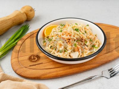 Vitaminų salotas iš jaunos kopūsto su morkomis pagrindine nuotrauka