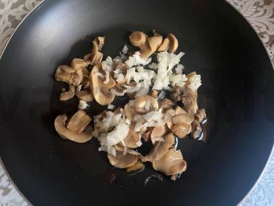 Vištiena pagal čaryšką su sūriu ir dviem svogūnų rūšimis Žingsnis 2