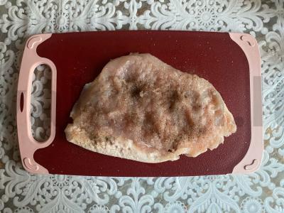 Vištiena pagal čaryšką su sūriu ir dviem svogūnų rūšimis Žingsnis 4