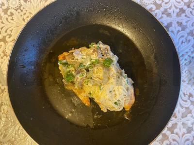 Vištiena pagal čaryšką su sūriu ir dviem svogūnų rūšimis Žingsnis 7