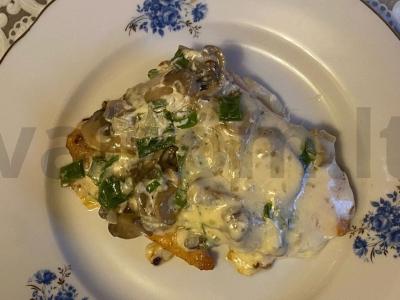 Vištiena pagal čaryšką su sūriu ir dviem svogūnų rūšimis pagrindine nuotrauka