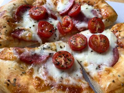 Purios picos su vyšniniais pomidorais ir mocarela pagrindine nuotrauka