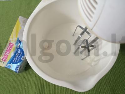 Pieninis kokteilis su braškių uogiene Žingsnis 4