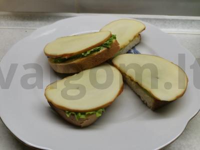 Sumuštiniai su rūkytu sūriu ir salotomis pagrindine nuotrauka