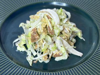 Salotos su kalmarais ir aštriais kiaušinių blynai pagrindine nuotrauka