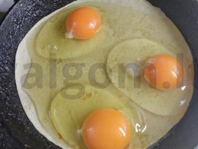 Kiaušinių ir varškės pusryčiai ant tortilijos Žingsnis 3