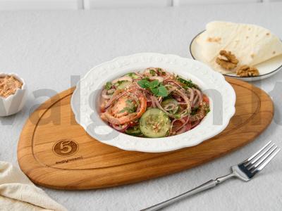 Daržovių salotas su riešutų padažu pagrindine nuotrauka