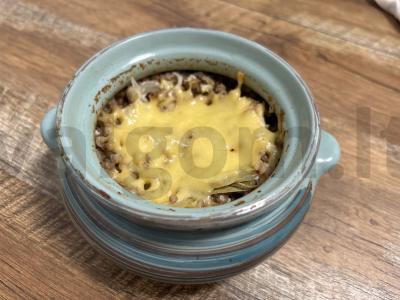 Grikių košė puoduose su grietinės padažu pagrindine nuotrauka