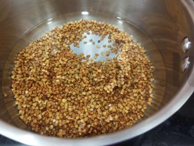 Grikių košė su marinuotais pomidorais Žingsnis 1