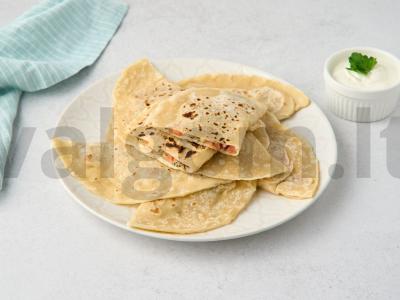 Kūtabai su sūriu ant keptuvės pagrindine nuotrauka