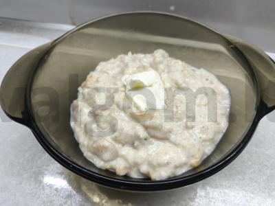 Avižų košė su pienu ir džiovintomis abrikosais pagrindine nuotrauka