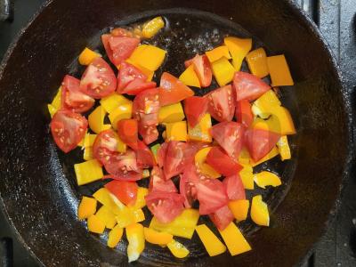 Ryški kiaušinienė su pomidoru ir paprikomis Žingsnis 2