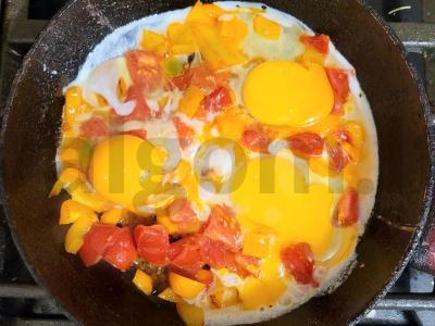 Ryški kiaušinienė su pomidoru ir paprikomis Žingsnis 3