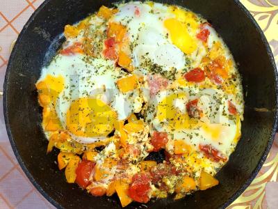 Ryški kiaušinienė su pomidoru ir paprikomis pagrindine nuotrauka