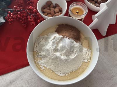 Aromatingas kalėdinis keksas Žingsnis 5