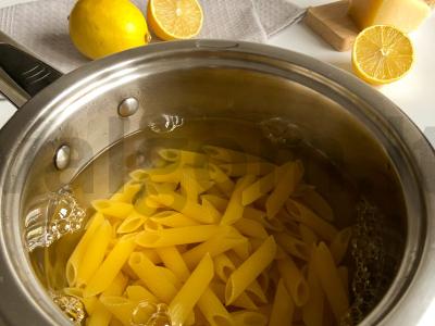 Citrininiai makaronai su parmezanu Žingsnis 1