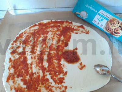 Namų pica su dešrelėmis ir dešra Žingsnis 6