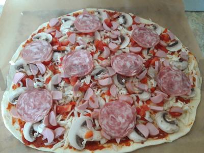 Namų pica su dešrelėmis ir dešra Žingsnis 9