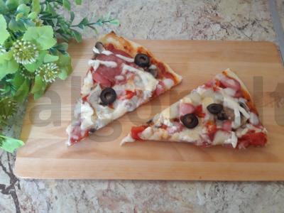 Namų pica su dešrelėmis ir dešra pagrindine nuotrauka