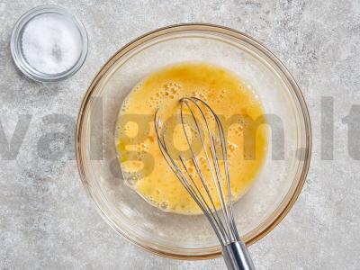 Kiaušinių ritinys su sūriu ir žolelėmis Žingsnis 1