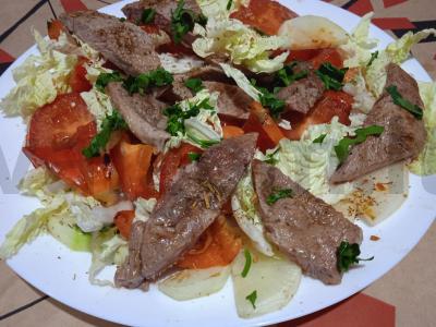 Šiltas salotas su jautiena pagrindine nuotrauka