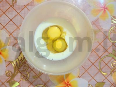 Švelnus omletas su sūriu ir dešra pusryčiams Žingsnis 1